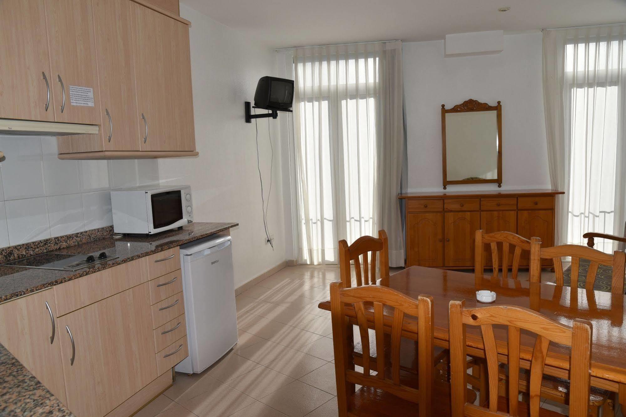 Apartamentos Ar Dosjoimi Lloret de Mar Ngoại thất bức ảnh